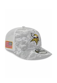 Grau camouflierte Baseballkappe mit gebogenem Schirm, gesticktem Wikinger-Logo, Mesh-Rücken und einem Aufnäher der amerikanischen Flagge an der Seite.