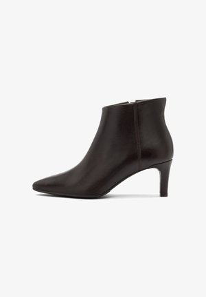 Schwarze Leder-Ankle-Boots mit spitzer Zehe, schmalem Absatz und Reißverschluss an der Rückseite. Glatte Textur mit minimalen Nähdetails.