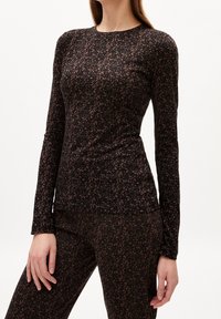 Langärmliges Oberteil aus schwarzem Stoff mit braunem Blumenmuster. Slim-Fit, runder Halsausschnitt und weiches, strukturiertes Material, ideal zum Schichten.