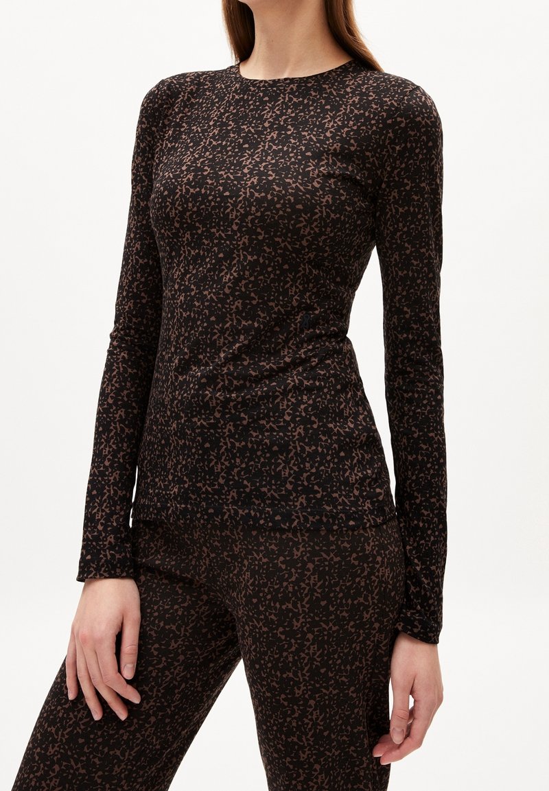Langärmliges Oberteil aus schwarzem Stoff mit braunem Blumenmuster. Slim-Fit, runder Halsausschnitt und weiches, strukturiertes Material, ideal zum Schichten.