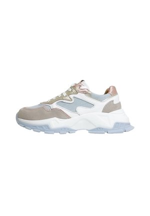 Baskets chunky présentant un mélange de daim gris clair, blanc et beige avec des accents métalliques et une semelle texturée pour la durabilité.