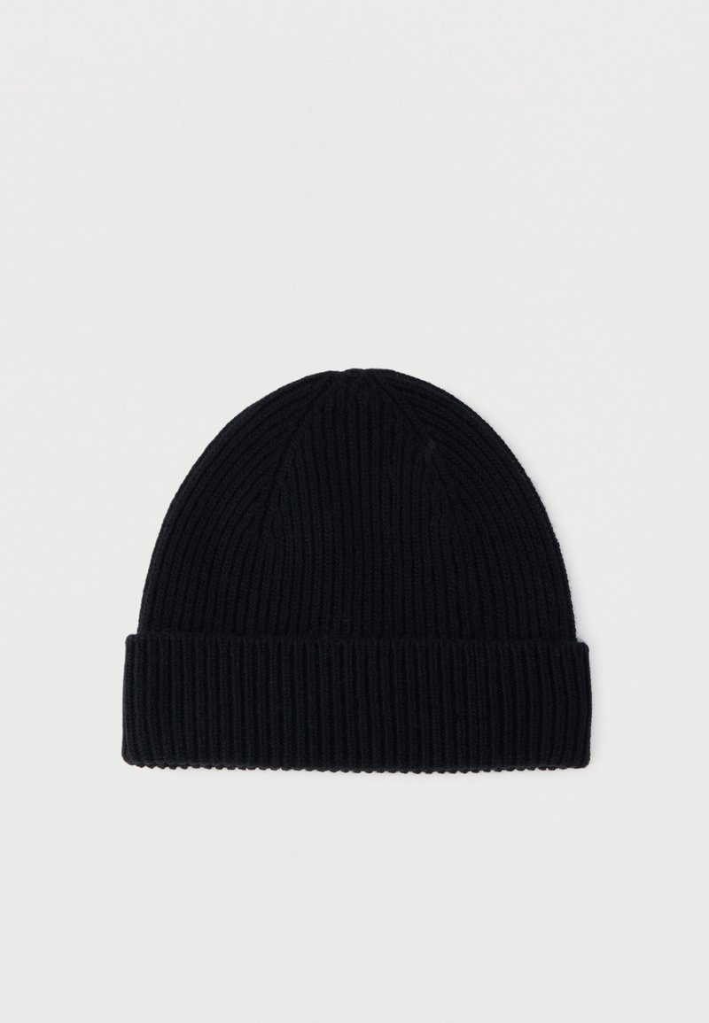 Gorro de malha preto com textura canelada, apresentando uma aba dobrada e topo arredondado. Design simples sem padrões ou realces adicionais.