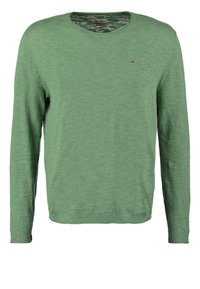 Pull vert à manches longues avec col rond, petit logo Tommy Hilfiger sur la poitrine gauche et bord-côtes aux poignets et à l’ourlet.