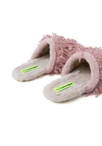 Zapatillas de casa suaves y abiertas con una parte superior texturizada en rosa y un forro interior de felpa gris claro. Etiqueta verde brillante en la plantilla.
