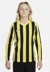 Maglietta da calcio a maniche lunghe con strisce verticali gialle e nere, colletto rotondo e un piccolo logo bianco Nike sul petto.