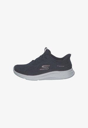 Scarpe sportive di colore blu navy scuro con tomaia in mesh traspirante e suola in gomma bianca testurizzata. Presentano un logo sul lato e un design con lacci.