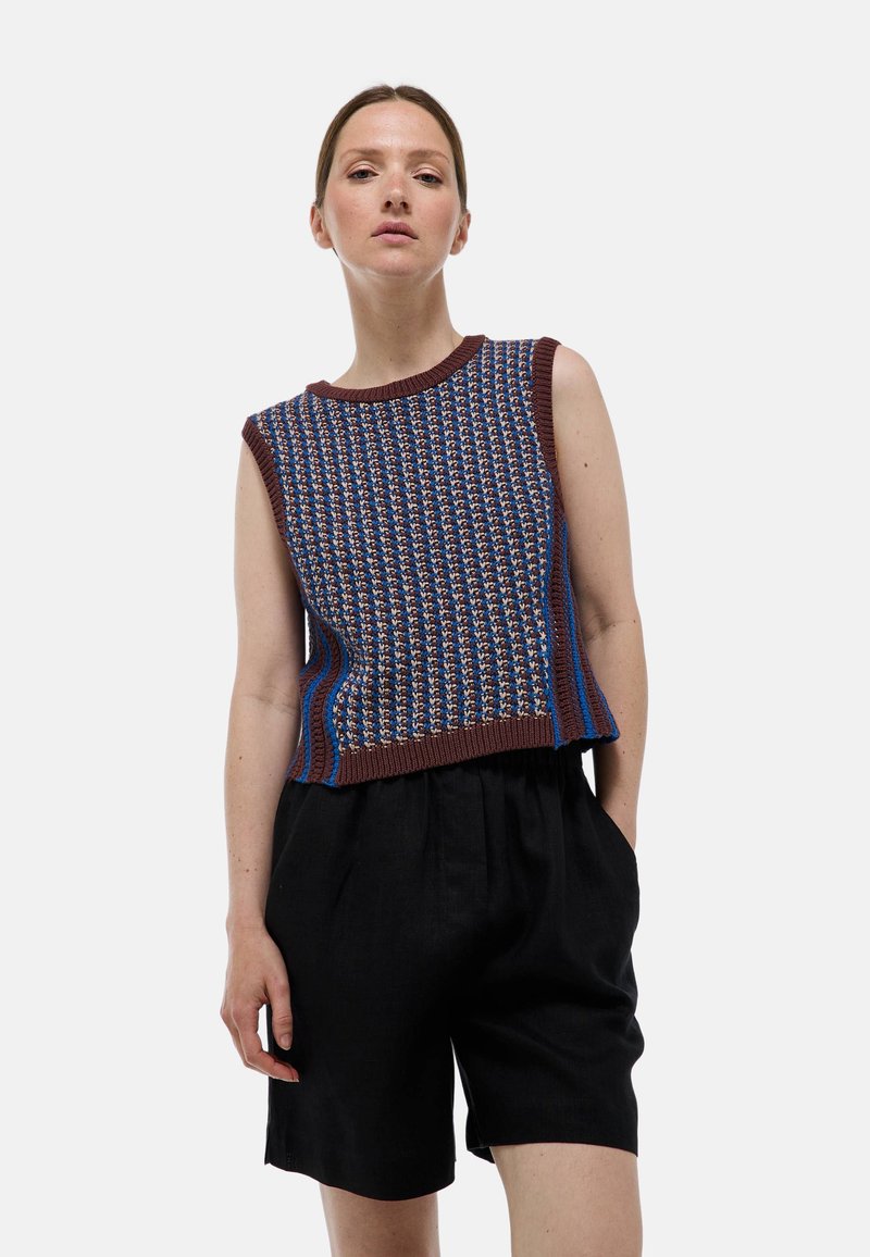Débardeur en tricot avec un motif texturé bleu, brun et crème. Fini avec un col côtelé brun et des accents latéraux bleus.