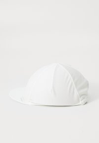 Hvit sykkelhatt med en strukturert design, laget av pustende mesh-stoff, med en avrundet form og en lett buet visir.
