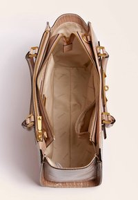 Borsa a tracolla in ecopelle rosa chiaro con dettagli in oro, doppie cerniere e finitura testurizzata. Interno dotato di più tasche e fodera stampata con logo.