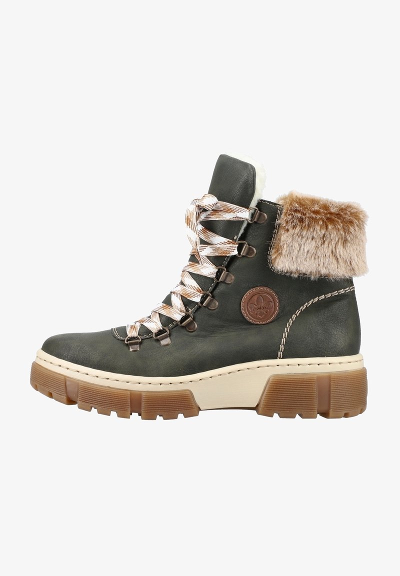 Bottine en cuir vert avec col en fausse fourrure, lacets marron et semelle épaisse blanche. Elle possède un logo rond sur le côté et des coutures durables.