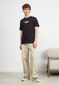 Calvin Klein CUT THROUGH LOGO - Apdrukāts T-krekls - black