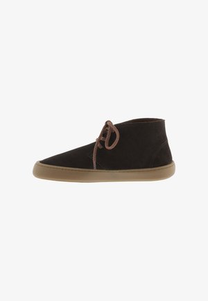 Sneaker marrone in pelle scamosciata alta alla caviglia con lacci marroni abbinati e suola in gomma marrone chiaro, vista laterale.