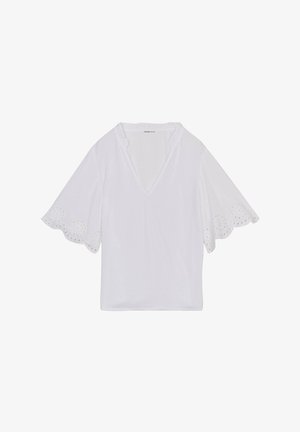 Weißes kurzärmliges Oberteil mit V-Ausschnitt, Durchbrüchen an den Ärmeln und einem strukturierten Stoff mit kleinen Löchern für Atmungsaktivität.