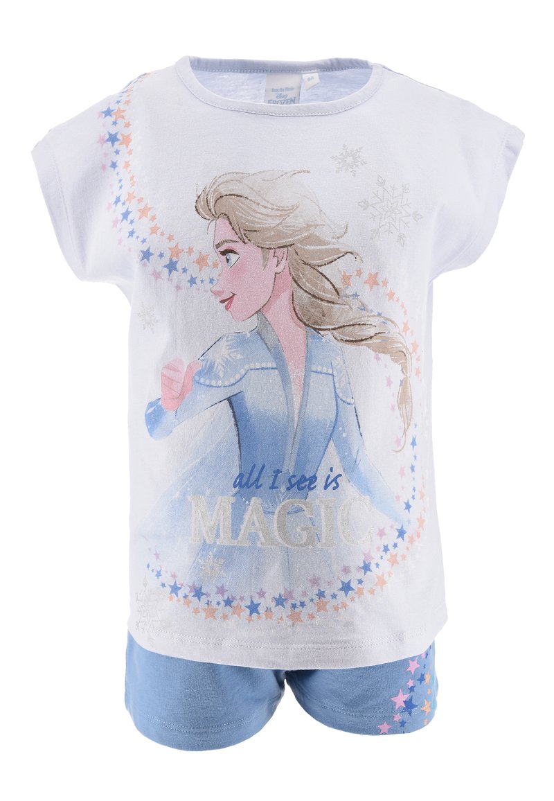 Conjunto de pijama blanco de manga corta que presenta un diseño impreso de Elsa, pantalones cortos azules con patrones de estrellas y el texto "todo lo que veo es MAGIA".