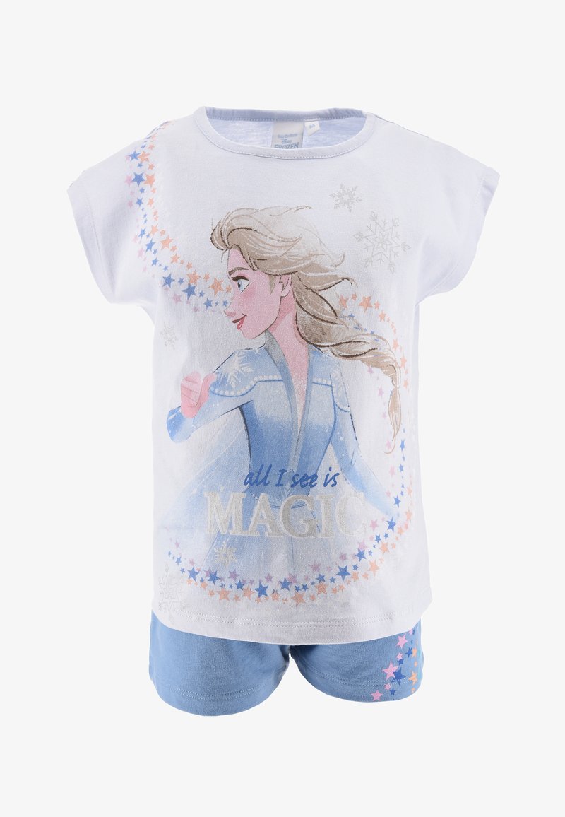 Conjunto de pijama blanco de manga corta que presenta un diseño impreso de Elsa, pantalones cortos azules con patrones de estrellas y el texto "todo lo que veo es MAGIA".