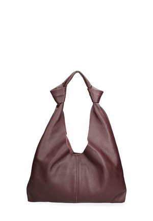 Grote kastanjebruine leren tas met een nonchalant ontwerp, voorzien van een uniek geknoopt handvat en een brede opening aan de bovenkant voor gemakkelijke toegang.