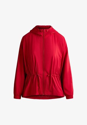 Leuchtend rote Kapuzenjacke mit Frontreißverschluss, verstellbaren Kordeln an der Taille und elastischen Bündchen, auf weißem Hintergrund dargestellt.