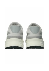 Grå sportskor med en strukturerad ovandel, släta accenter och en robust vit mellansula med en mönstrad svart yttersula.