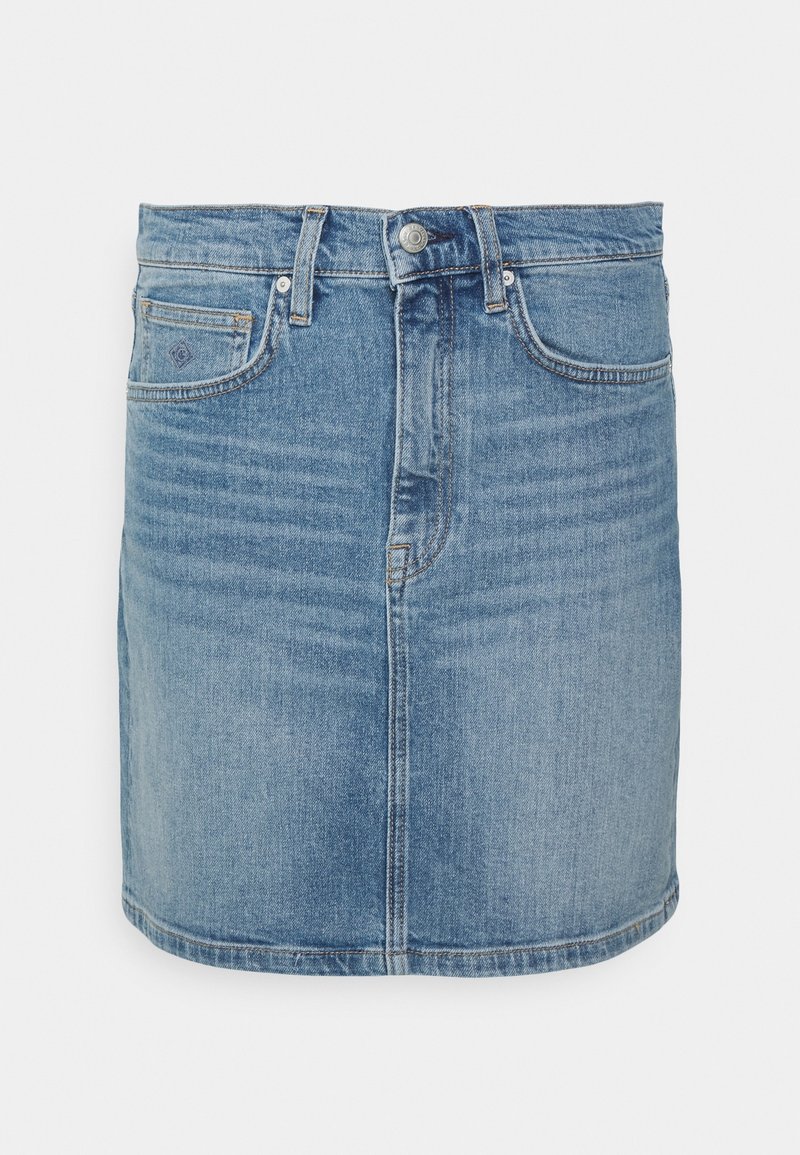 Mini-jupe en denim bleu avec fermeture boutonnée et zip à l'avant, passants pour ceinture et poches avant, présentant des détails de décoloration légère.