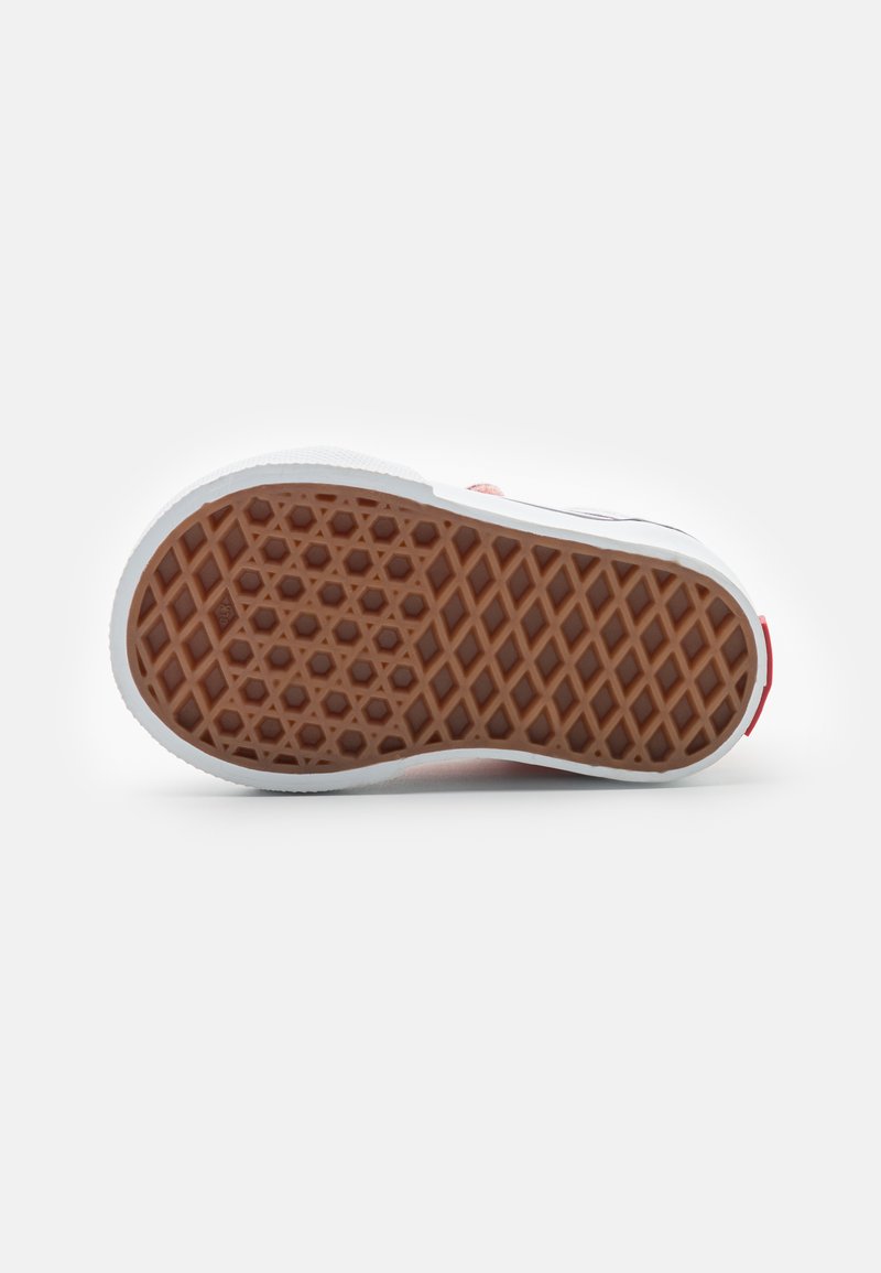 Schoenzool met een hexagonaal grippatroon, bruine rubbermaterialen en witte rand. Beschikt over een gestructureerd oppervlak voor grip en ondersteuning.