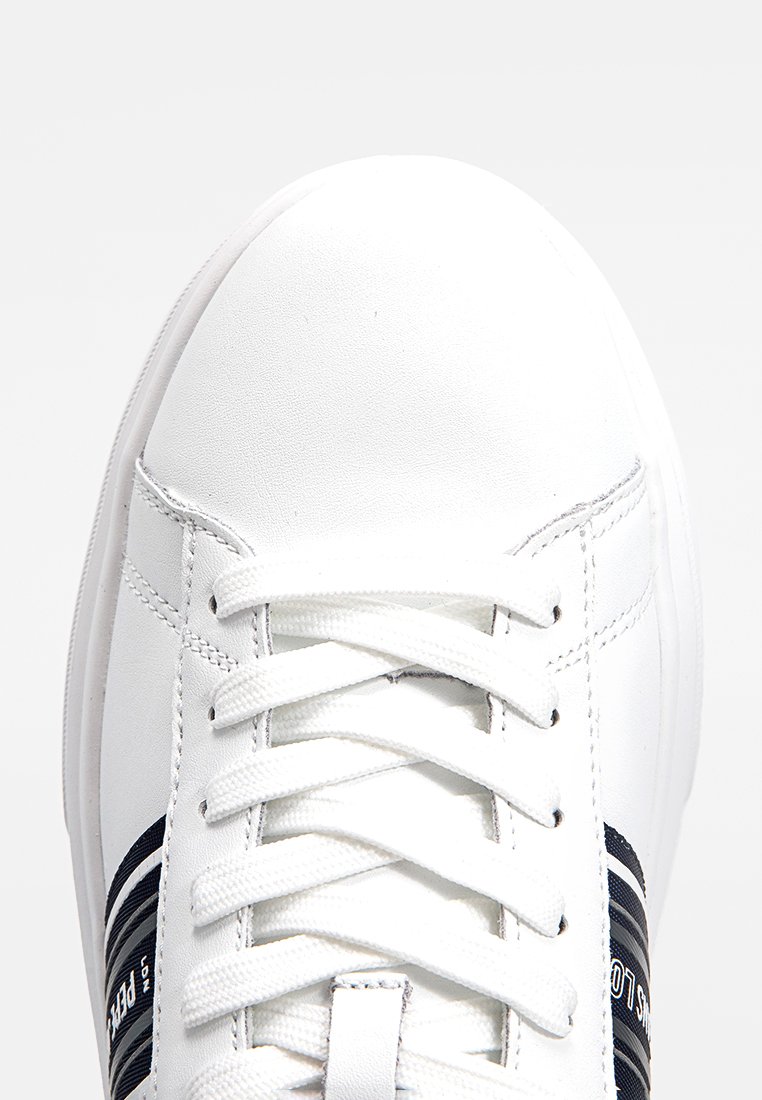 Sneaker atletico bianco con tomaia in pelle liscia, strisce nere a contrasto e chiusura con lacci. Presenta una punta rotonda e dettagli cuciti.