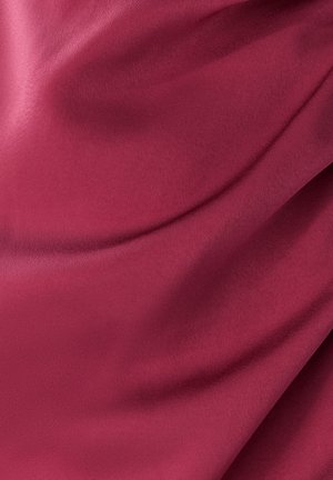 Diep bordeaux zijden stof met een gladde, glanzende textuur, die subtiele plooien en draperingen vertoont, wat suggereert dat het een lichtgewicht en zachte materiaaleigenschap heeft.