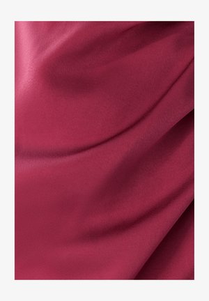 Tissu bourgogne profond avec une texture lisse et brillante, affichant des plis et des drapés subtils, suggérant un matériau léger et doux.