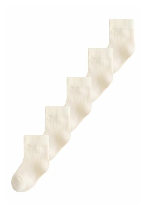 Pięć par prostych białych, prążkowanych skarpetek za kostkę ułożonych diagonalnie na białym tle.