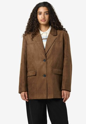 Bruine suède oversized blazer met twee voorzakken, gegoten revers en knoopsluiting, gedragen over een gestreept shirt.