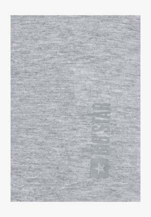 Gaiši pelēka auduma ar smalku vertikālu "FJG STAR" logotipu un zvaigznes simbolu, kas iespiests nedaudz tumšākā pelēkā tonī.