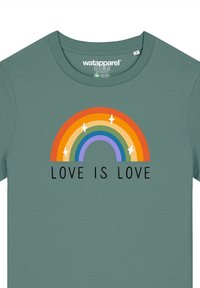 Groene katoenen T-shirt met een regenbooggrafiek en sterren, en de tekst "LOVE IS LOVE" in vet zwart lettertype onder de regenboog.