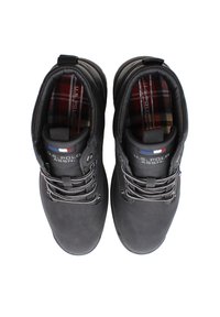 Svart lädervandringstövlar med grå snören, texturerad ovandel och rutigt foder. Har logotyp på tungan och hälen i kontrasterande färger.