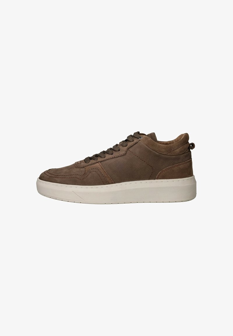 Bruin leren sneaker met een gladde textuur, ronde neus, contrasterende crèmekleurige rubberen zool en ronde veters voor sluiting.
