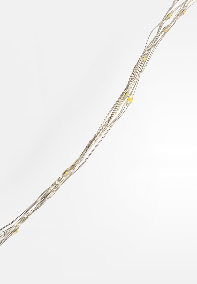 Lichterkette aus dünnen Silberdrähten mit kleinen gelben Glühbirnen. Flexibles Design für dekorative Beleuchtung.