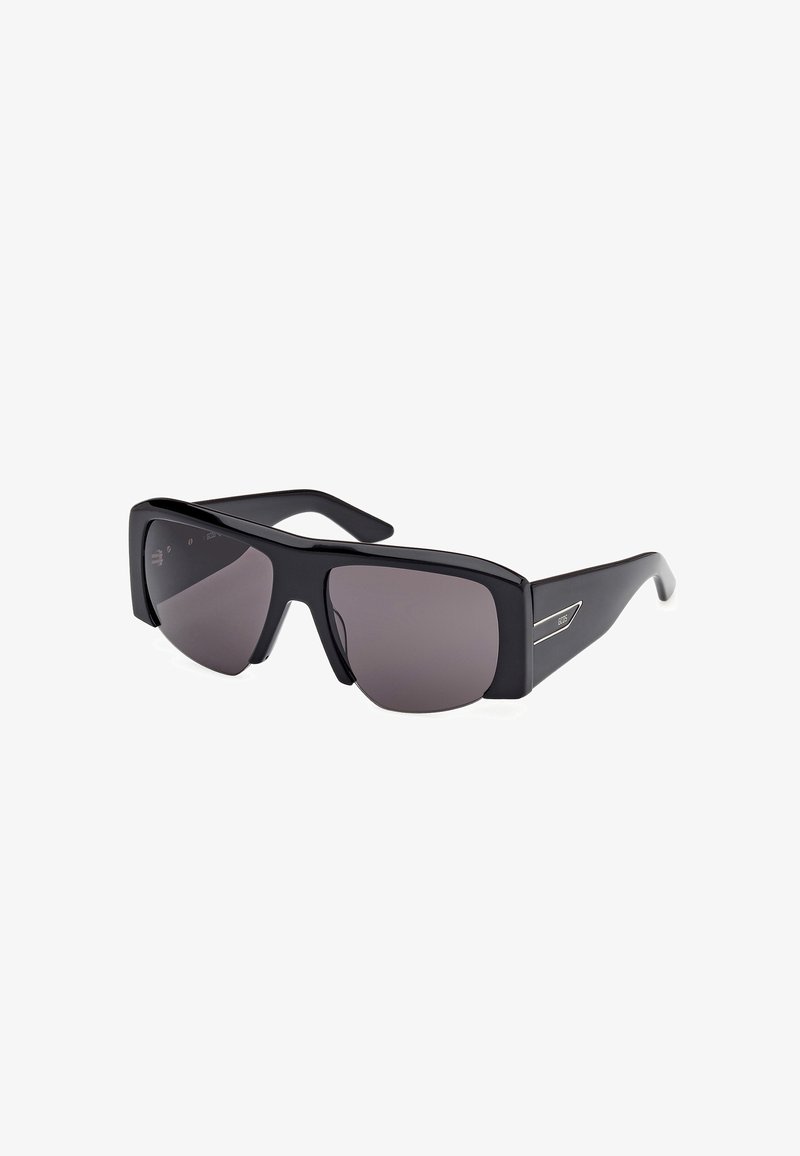 Ochelari de soare negri, rectangulari, cu lentile închise la culoare, rame groase din plastic, design unghiular distinctiv și un accent argintiu pe lateral.