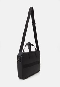 Zwarte laptoptas met dubbele handgrepen en een verstelbare schouderriem. Geverfde afwerking met een horizontale paneel en ritsluiting.