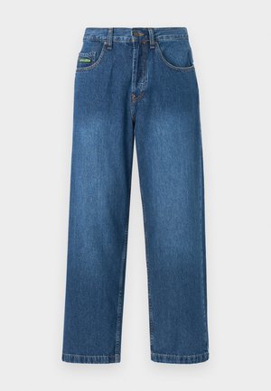Denim-Jeans in einem mittleren Blauton mit geradem Bein, fünf Taschen und gelben Nähtelementen.