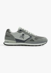 Graue Sportschuhe mit einer Mischung aus glatten und strukturierten Materialien, mit einem Totenkopf- und gekreuzten Knochen-Graphic an der Seite und einer Gummisohle.