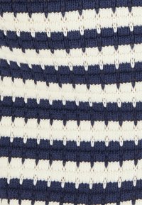 Gebreid stof in marineblauw en crèmekleurige strepen, met een textuurpatroon bestaande uit afwisselende effen en open steeksecties.