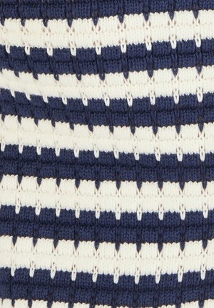 Tessuto a maglia in blu navy e crema a strisce, caratterizzato da un motivo testurizzato con sezioni alternate di punti solidi e punti aperti.