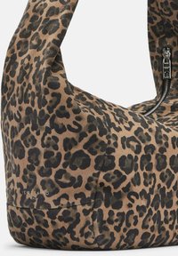 Hobo-tas gemaakt van gestructureerd bruin materiaal met zwart luipaardprint, voorzien van een zilveren rits en een merkembleem aan de onderkant.