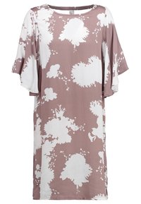 Robe ample mauve avec motif floral blanc et manches évasées aux coudes, dotée d'un col rond et d'un ourlet droit.