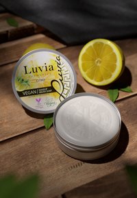 Luvia Citro vegansk sminkborst-tvål i en rund silverburk, med ett texturerat lock och en färgglad etikett med citronmotiv.