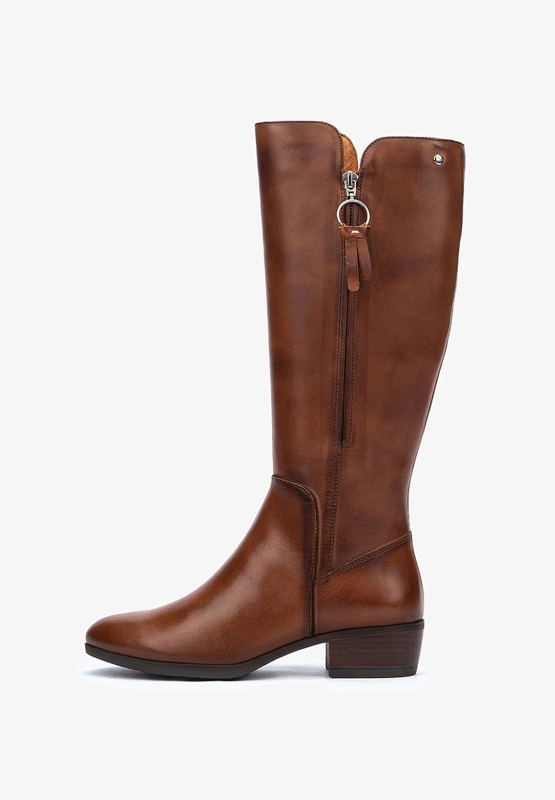 Botte en cuir marron jusqu'au genou avec un bout légèrement pointu, une fermeture éclair latérale et un talon empilé. Fini lisse avec des accents minimaux.
