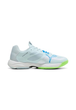 Hellblauer Sportschuh mit weißer Sohle, grünem Zehenschutz, blauem Puma-Logo und dem Text "Vantage" an der Seite, von der Außenseite gezeigt.