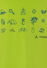 Tessuto giallo brillante con illustrazioni blu di attività all'aperto: montagne, attrezzatura da campeggio, piante, una bicicletta e una bottiglia d'acqua.