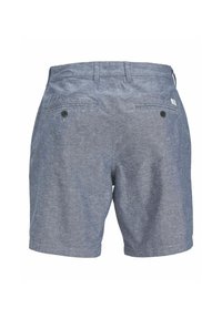 Shorts gris légers avec une texture chambray, dotés de deux poches arrière avec des boutons et d'une petite étiquette de marque sur le côté droit.