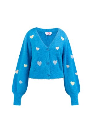 Modrý chlupatý cardigan s výstřihem do V, s pestrými vzory srdcí a dlouhými, nafouklými rukávy, zapínaný na dva knoflíky vpředu.