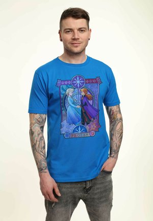 Camiseta de algodón azul con un estampado gráfico de dos personajes de Frozen, rodeados de elementos decorativos, con cuello redondo y mangas cortas.