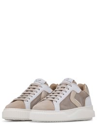 Sneaker beige e bianchi con accenti in camoscio e pelle liscia, caratterizzati da una suola bianca testurizzata, design con lacci e logo sulla linguetta.